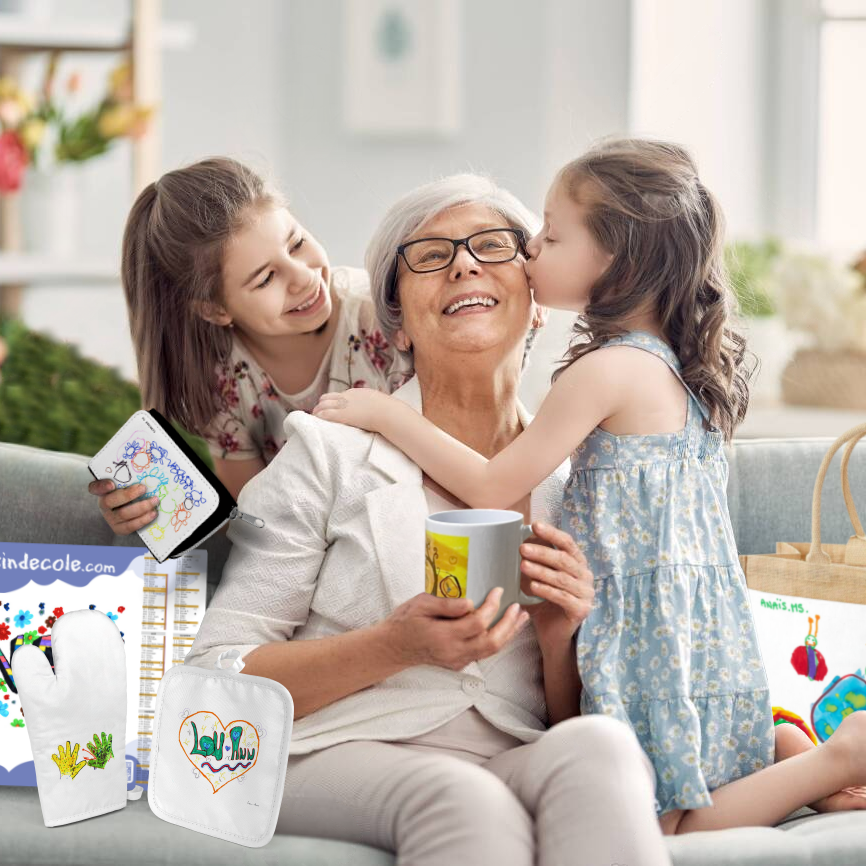 enfants qui offrent des objets personnalisés à leur grand-mère