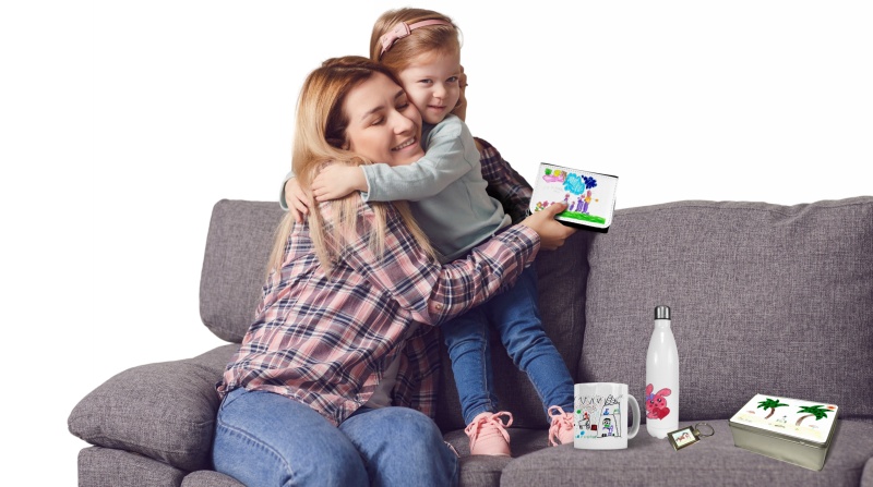 Enfant offrant des objets personnalisés