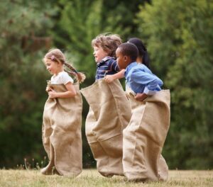 enfant qui font une course de sac