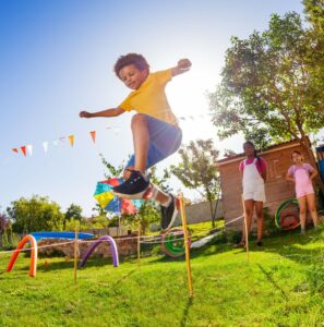 enfant qui fait une course d'obstacles