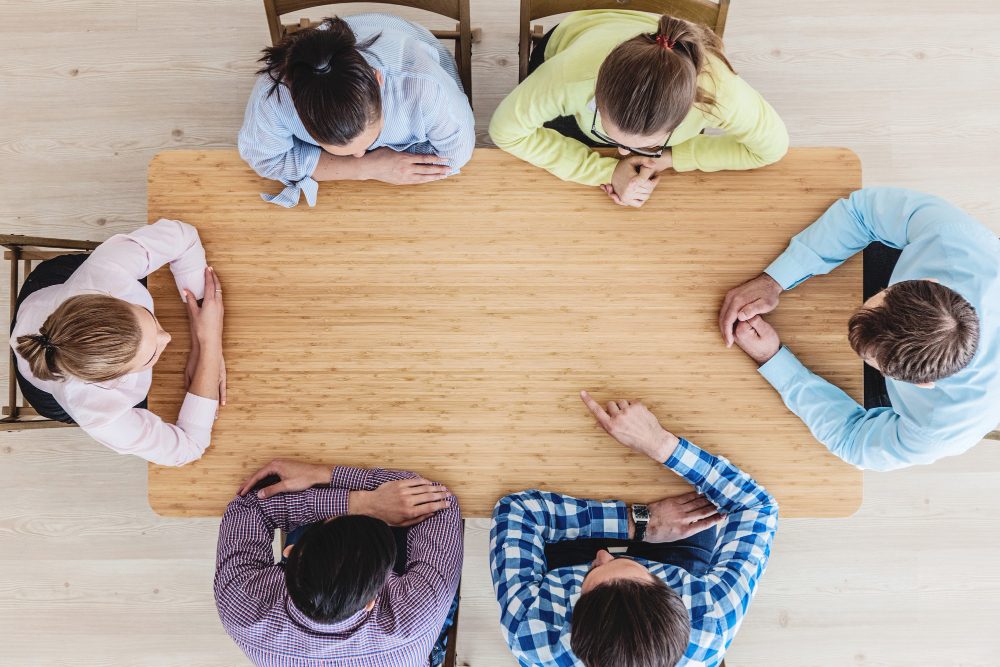 personnes autour d'une table